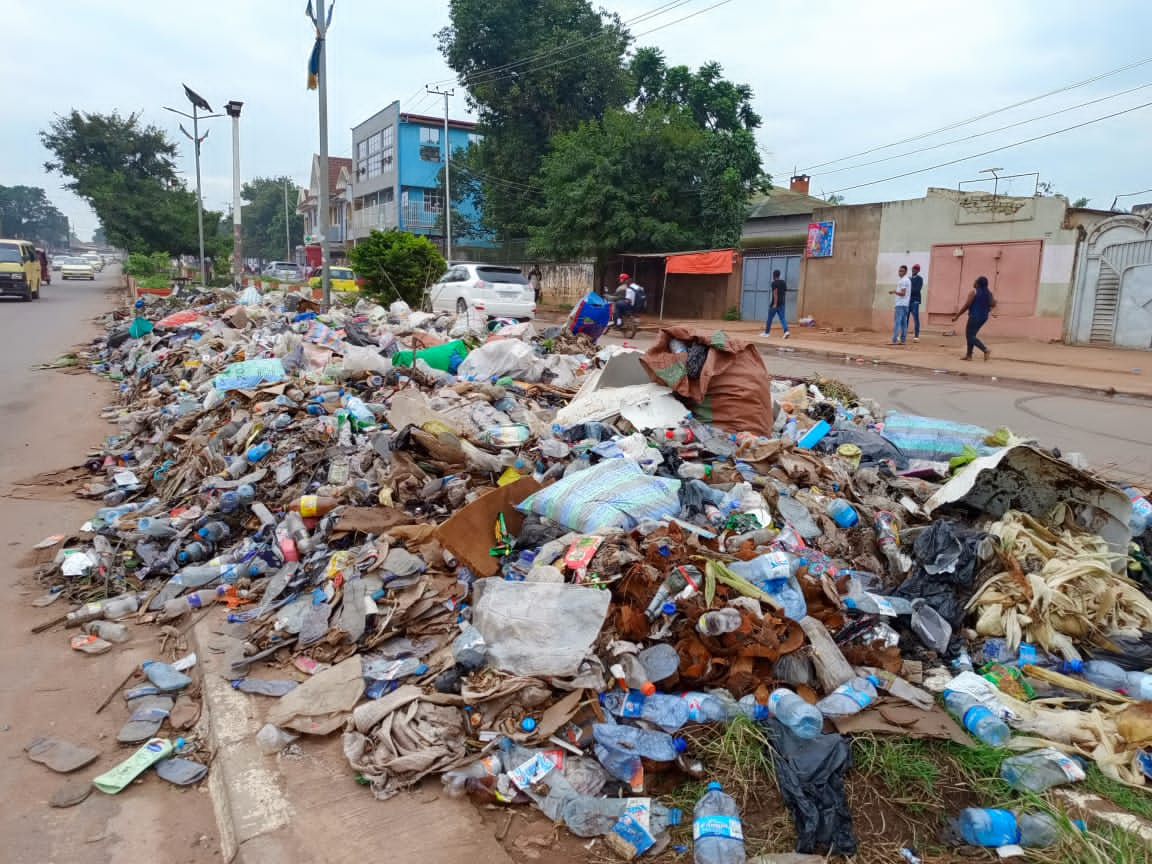 Lubumbashi : un tas d’immondices dégage déjà une odeur nauséabonde sur le boulevard Felix-Antoine Tshisekedi